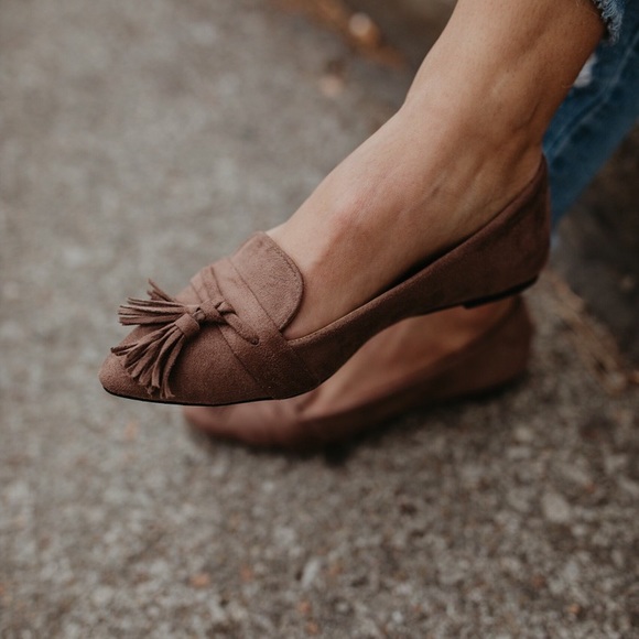 🆕2 AVAILABLE Victoria Tassel Flats in Taupe - Picture 4 of 7
